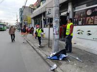 Las tareas de limpieza de la publicidad electoral en Quito.