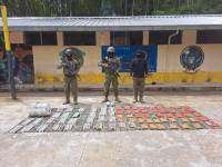 Miembros de las Fuerzas Armadas junto a material incautado usado en la minería ilegal.