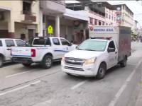 Imagen del carro de Medicina Legal en las calles José de Antepara y Clemente Ballén, en el centro de Guayaquil, tras un asesinato.