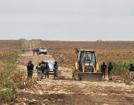 Foto de una grúa destruyendo una narcopista de un kilómetro de largo en Montecristi, Manabí.