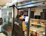 Agente del Arcsa realizando inspección en restaurantes.