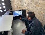 Un guardia de seguridad observa desde un monitor lo que captan las cámaras de seguridad.
