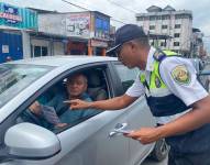 Agente de la ANT verificando documentación vehicular.