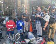 Dos detenidos iban en motos reportadas como robadas y tenían un arma de fuego en Guayaquil.