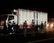 Imagen de agentes policiales presentes en ejes viales del Guayas.