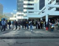 Cientos de personas hacen fila para obtener su cédula en Quito.