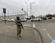 Militares y policías cercaron los exteriores de la cárcel de Machala.