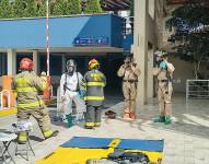 El Cuerpo de Bomberos de Quito tuvo que utilizar trajes especiales para atender la emergencia.