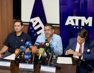 De izquierda a derecha, Fernando Cornejo, presidente de Segura EP; Fernando Navas, gerente de la ATM, y César Poveda, coordinador legal del Municipio de Guayaquil.