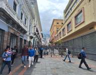 Agentes metropolitanos instalan vallas de seguridad en las inmediaciones de la Plaza Grande.