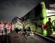 Imagen de un choque de bus en la vía de Durán-Tambo, que dejó cuatro fallecidos.