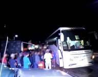 Imagen de migrantes detenidos por autoridades mexicanas en bus que tenía