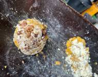El bolón de plátano verde generalmente se prepara en una batea de madera y se mezcla con las manos. Entre los ingredientes principales se destaca el queso y el chicharrón de cerdo.