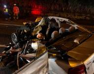 Foto de cómo quedó el carro tras accidentarse con un bus en Machachi, sur del Distrito Metropolitano de Quito.