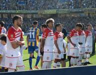 Los jugadores de Estudiantes de La Plata protestan contra la Asociación de Fútbol Argentino (AFA) y reciben de espaldas a Rosario Central, campeón de la Liga Argentina