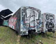 Dos trenes vandalizados en los talleres de Chiriyacu, al sur de Quito.