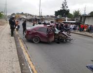 Imagen de un carro accidentado, tras chocarse con un poste de alumbrado, en el sector de Gallegos Lara, norte de Guayaquil.