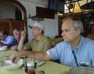 El papa Robert Prevost en una de sus visitas a Ecuador junto a los religiosos agustinos.