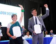Foto de cuando Richard Calderón y Paulina Vercoutere recibieron sus credenciales para ser prefecto y viceprefecta de Imbabura, en 2023.