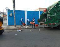 Personal de Urvaseo recogiendo la basura en la calles de Guayaquil.