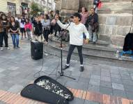 Pablo E. en una presentación en la intersección de las calles García Moreno y Sucre del Centro Histórico.