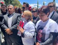 Elizabeth Otavalo (derecha) reza frente a la tumba de María Belén Bernal el día del sepelio, en Quito.