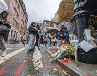 Fans de la serie Friends ponen flores afuera del edificio donde vivían los protagonistas, hoy, en el barrio de West Village de Nueva York.