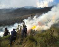 Cerca de 70 efectivos atienden el incendio en el Parque Nacional Cajas.