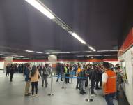 En la parada de Quitumbe se registraron largas filas de usuarios que buscaban transportarse en el Metro de Quito.