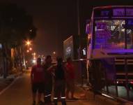 Imagen de un bus y un tráiler siniestraod en el sur de Guayaquil.