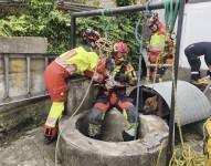 El equipo técnico descendió por el pozo para rescatar a la víctima.