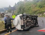 Vehículo volcado en una vía de Quito