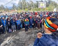 Marlon Vargas (der.) se dirige a un grupo de manifestantes (imagen referencial).