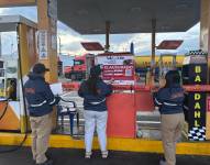 Personal del Municipio clausura la estación de servicio.