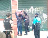 Momento en el que fue clausurado un chifa, en el sur de Quito.