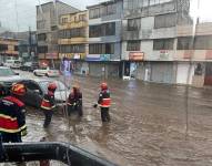 Los efectivos del Cuerpo de Bomberos de Quito asistieron a los conductores que tuvieron problemas.