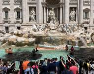 Activistas del grupo ecológista 'Última Generación' tiñen la fontana DI Trevi, como protesta por las inundaciones en Italia.