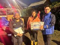 La entrega de ayudas humanitarias a los damnificados.