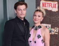 Millie Bobby Brown y Jake Bongiovi en la pasarela de Netflix.