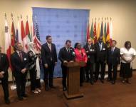 El canciller de Ecuador, Gustavo Manrique (c), habla rodeado de los 10 miembros no permanentes del Consejo de Seguridad de la ONU, durante una rueda de prensa este 20 de agosto, en la sede del organismo internacional en Nueva York.