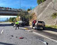 Personal de Bomberos Quito y AMT trabajan en el km 4 de la Ruta Viva.