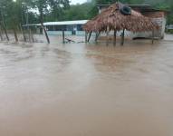 Una de las escuelas inundadas en Flavio Alfaro, Manabí.