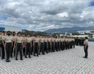 Un pelotón de cadetes recibe instrucciones en uno de los patios de la Escuela Superior de Policía.