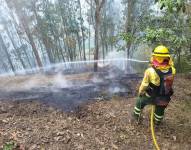 Personal del Cuerpo de Bomberos de Quito acude a las zonas donde se han reportado incendios forestales.