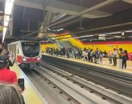 Cientos de usuarios en los andenes del Metro de Quito en la estación de San Francisco.