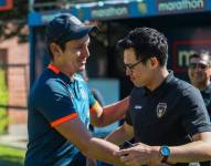 Miguel Bravo y Joe Armas se saludaron previo al partido entre ambas escuadras.