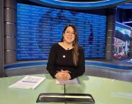 La ministra Andrea Arrobo Peña en el set de Ecuavisa en Quito.
