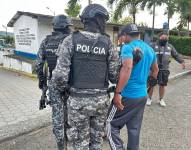 Los policías con uno de los detenidos hoy, lunes 9 de junio de 2025.