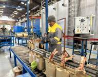 Imagen referencial de un operario en una fábrica.