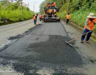 Colocación de asfalto en la vía E491, Guaranda - Balsapamba, en Bolívar.